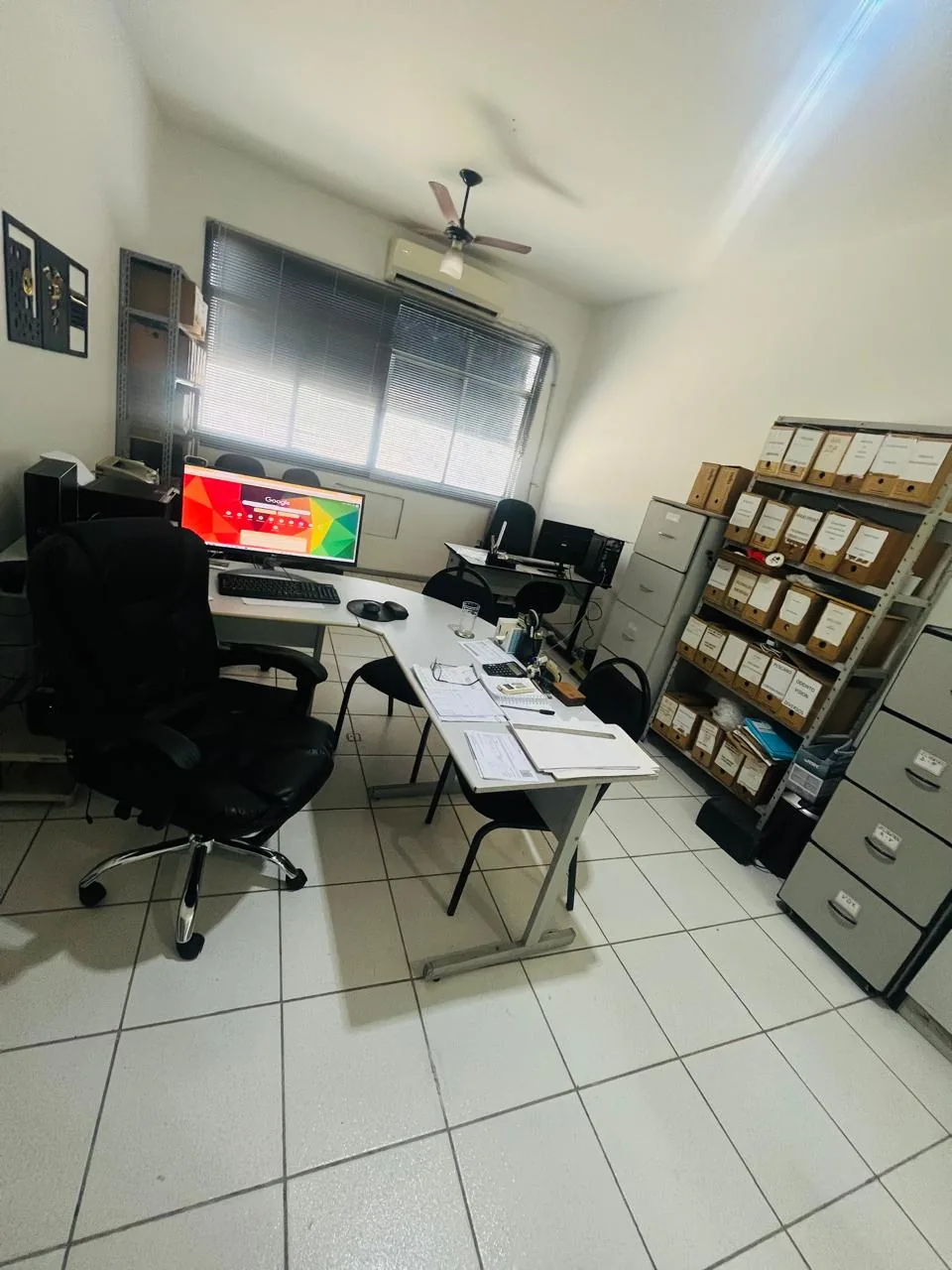 Ambiente interno da Ramonvox Contabilidade com mesas e arquivos